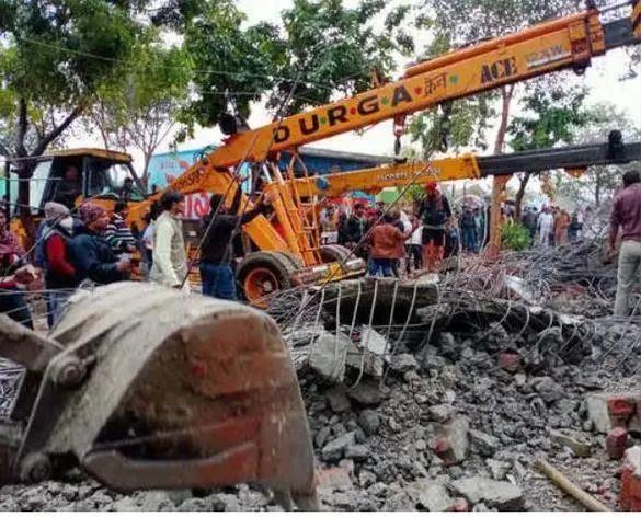 印度一火葬场楼顶坍塌 目前已造成17人死亡