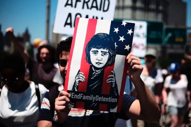  2018年6月30日，在美国纽约布鲁克林大桥，人们举行游行，抗议造成“骨肉分离”的移民政策。（新华社记者李木子摄）