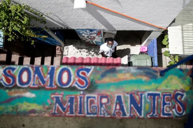  2020年9月9日，在墨西哥首都墨西哥城的一处移民收容所，刚果（金）移民恩东贝·约翰决定放弃北上美国而选择留在墨西哥。新华社发