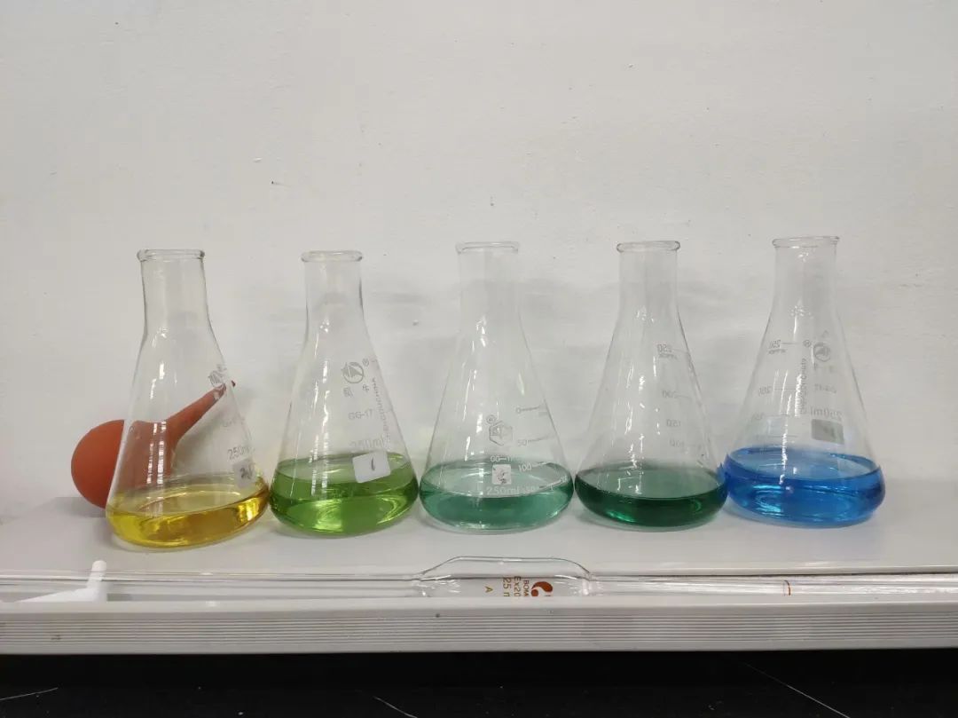太美啦~~"溴麝香草酚蓝水溶液由蓝变绿再变黄的"终于做到了生物书里写