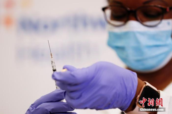 资料图：当地时间2020年12月14日，纽约长岛犹太医疗中心护士准备注射新冠疫苗。当日，辉瑞公司首批近300万剂新冠疫苗陆续运抵美国各地。中新社记者 廖攀 摄