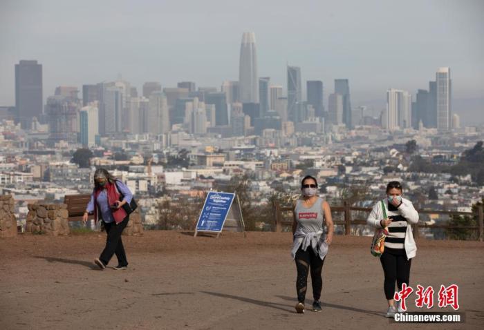 资料图：当地时间1月1日，美国加州旧金山市民戴着口罩，在一处公园休闲。中新社记者 刘关关 摄