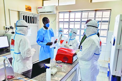 2020年8月21日，在南苏丹首都朱巴的一处新冠病毒检测机构，中国抗疫医疗专家组成员与南一线医护人员交流。新华社发