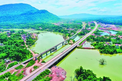  这是2020年10月21日在老挝万象省航拍的建设中的万万高速桥梁（右）和中老铁路桥梁（左）。新华社发
