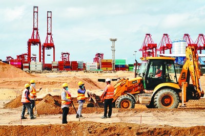  2020年9月22日，工人在斯里兰卡科伦坡港口城施工。科伦坡港口城是斯里兰卡与中国“一带一路”重点合作项目。新华社发