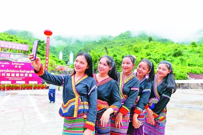  2020年9月22日，身着民族服装的老挝姑娘在中老铁路福格村隧道贯通仪式上自拍。新华社发