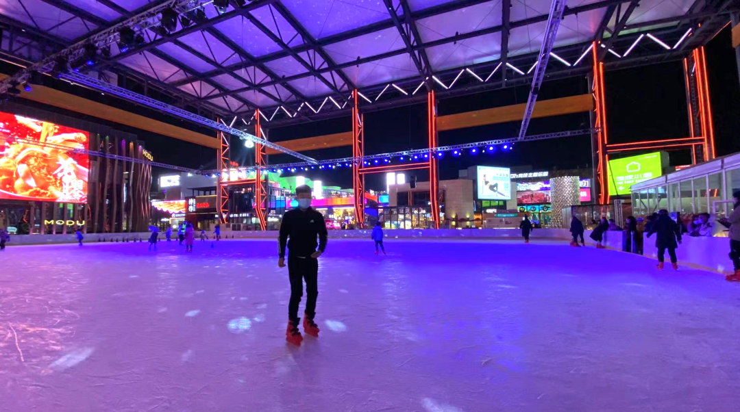 图片示意:五棵松华熙户外2000平米的冰乐园配备齐全