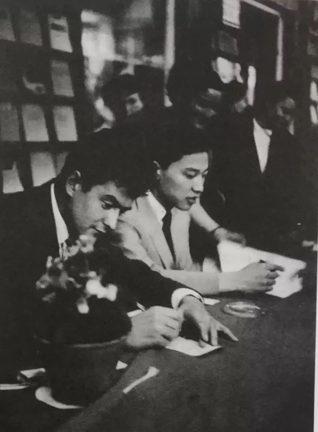 ▲ 1955年，获奖后的傅聪（右）为观众签名