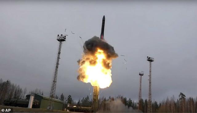 俄罗斯一枚洲际弹道导弹从卡车发射架升空（图源：美联社）