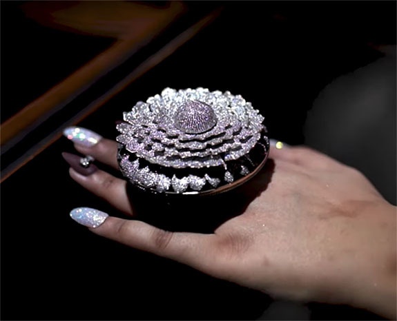 印度一枚戒指打破吉尼斯世界纪录：镶12638颗钻石 重165克