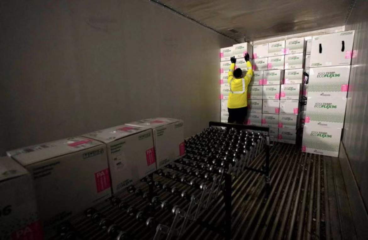 △工作人员准备配送莫德纳新冠疫苗。（图片来源：《纽约时报》）
