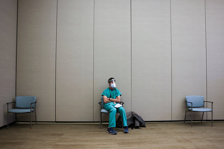 △一名医护人员正等待接种疫苗（图片来源：盖蒂图片）