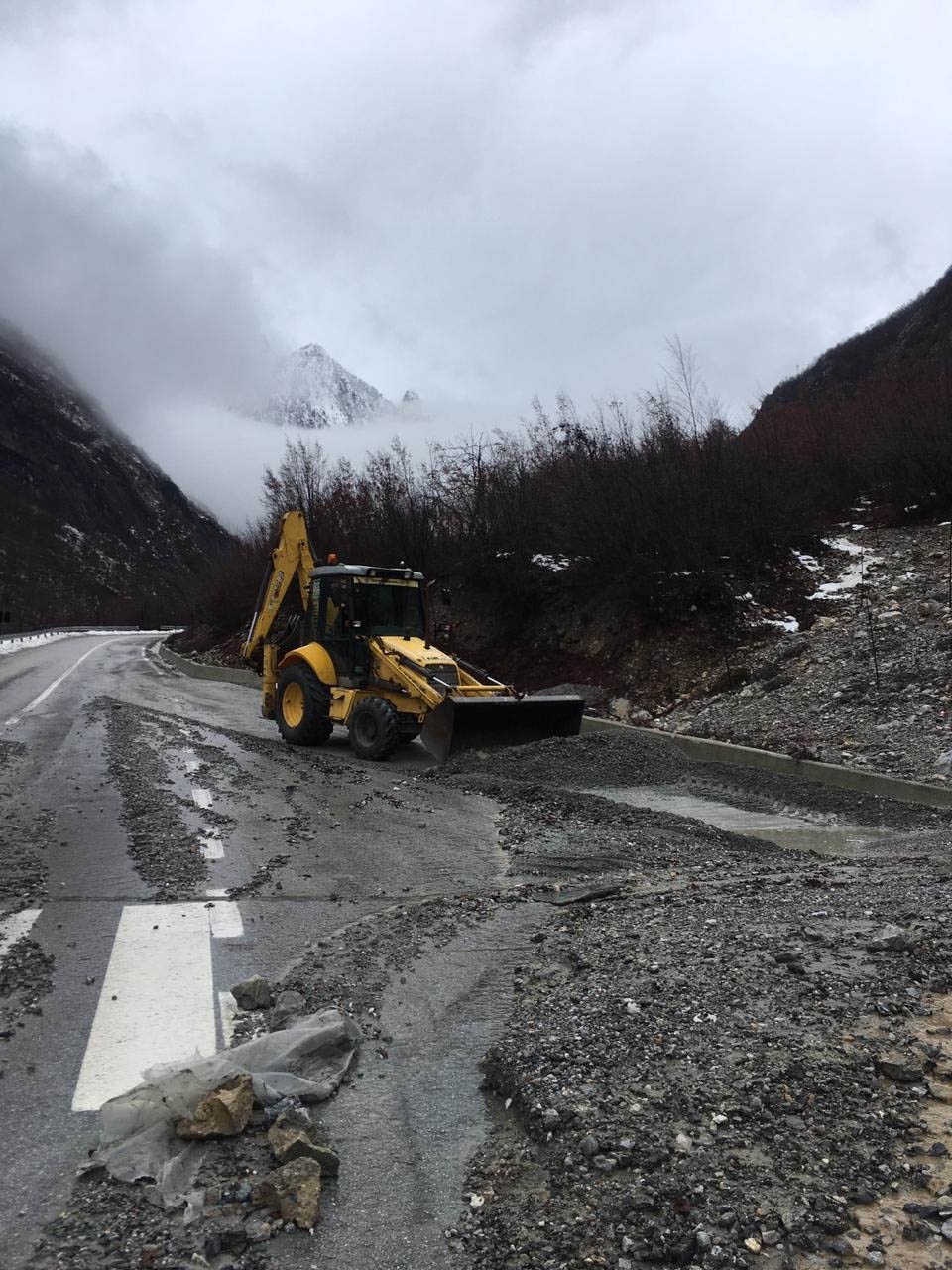 车辆追尾、道路中断……阿尔巴尼亚极端天气冲击路面交通