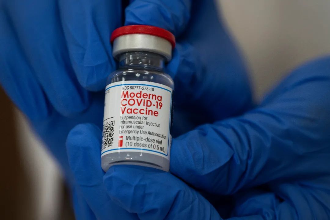 2020年12月21日，在美国纽约，工作人员展示装有疫苗的瓶子。新华社/美联