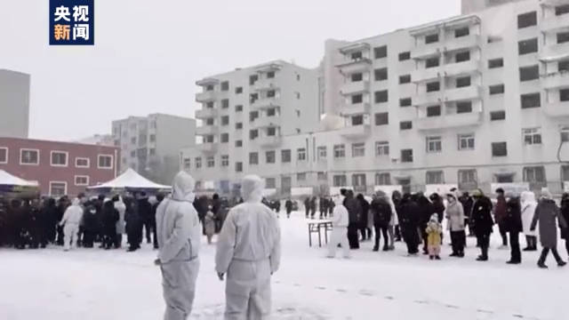 手都冻木了也坚持！大连上万名抗疫人员无惧风雪