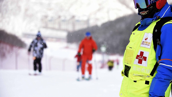 一名滑雪者被线缆绊倒伤亡，雪友质疑云顶雪场存在管理疏漏
