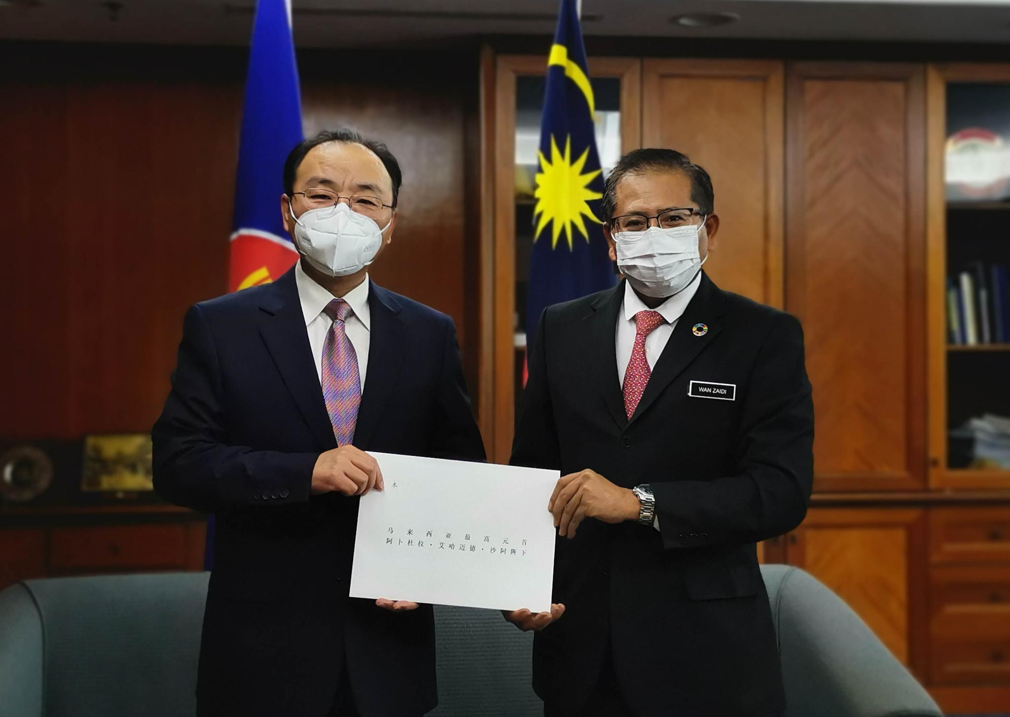新任中国驻马来西亚大使向马方递交国书副本