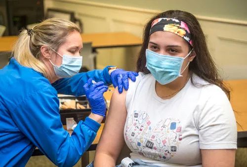 2020年12月22日，一名护士在美国佐治亚州奥古斯塔接受新冠疫苗接种。新华社/美联