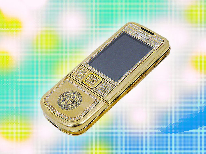  ▲ Versace Nokia 8800。 图片来自：HIGHSNOBIETY