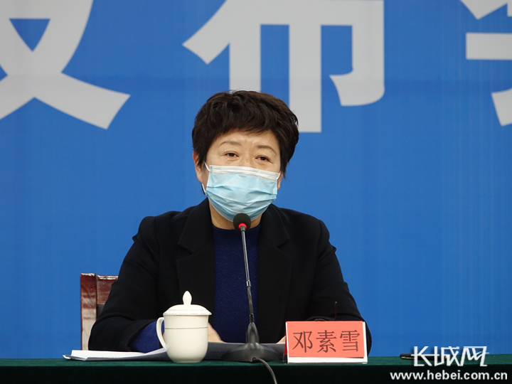邢台市人民政府副市长邓素雪介绍疫情防控情况.