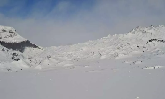 Kotlujokull是冰岛第四大冰川，这里有大量的微生物，它们的生命是由玄武岩基岩风化产生的氢所维持的。