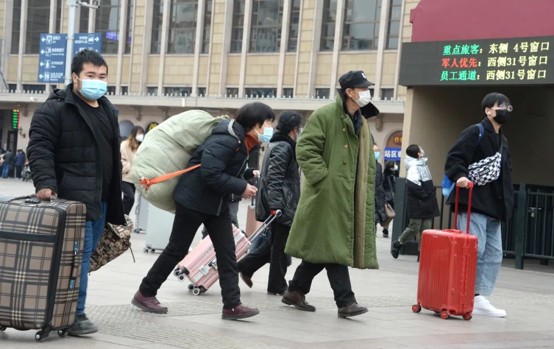 △2020年12月28日，在京务工人员和游客前往北京火车站乘车回乡。