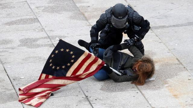 特朗普的一名支持者在美国国会大厦前被捕 图源：路透社