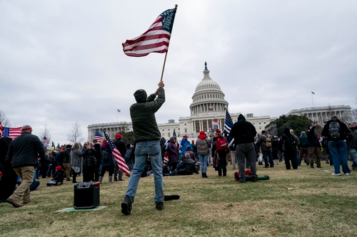  1月6日，美国首都华盛顿国会大厦示威活动现场。新华社记者刘杰摄