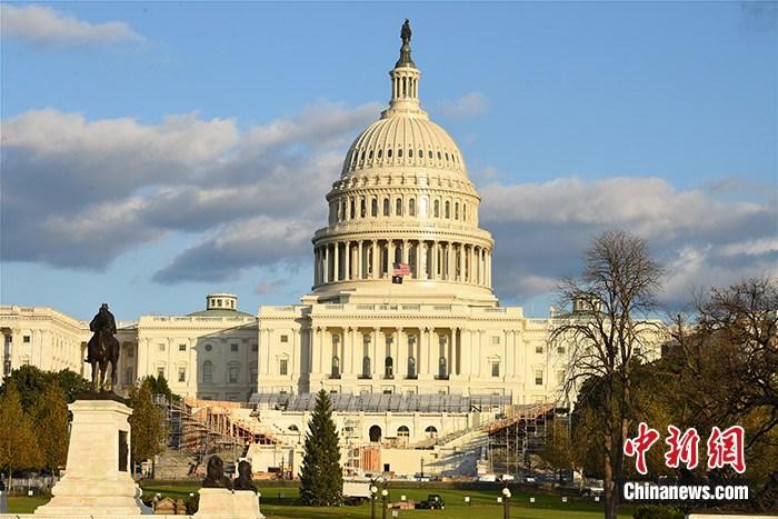 资料图：美国国会西侧广场，现场正在搭建明年1月总统就职典礼的观礼台。中新社记者 陈孟统 摄