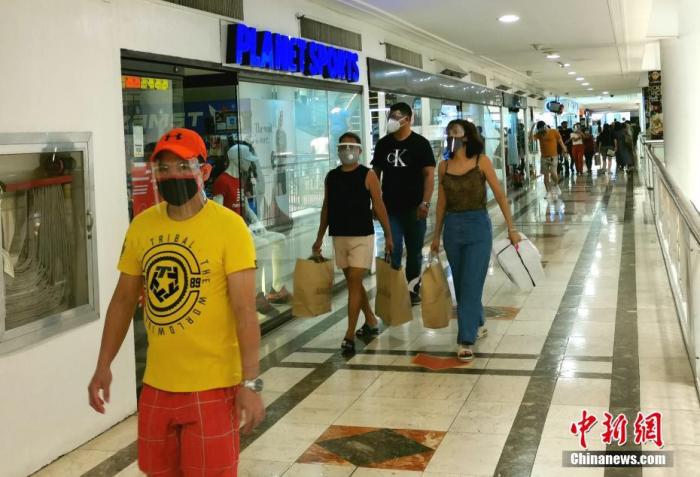 资料图：2020年8月23日，马尼拉首都CBD马卡蒂商圈市民戴着口罩、面罩逛店。 中新社记者 关向东 摄