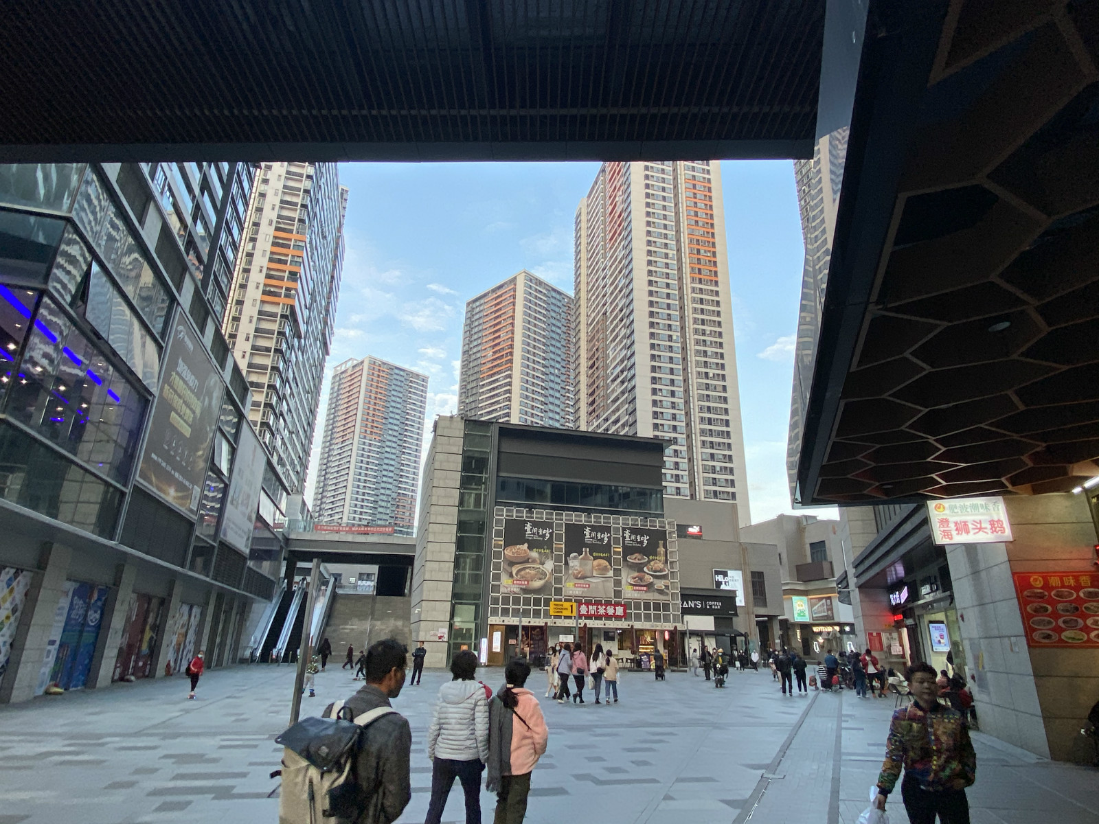 △ A corner of the Shenye Dongling business district in the Huangbeiling community, where a new small business district is being formed