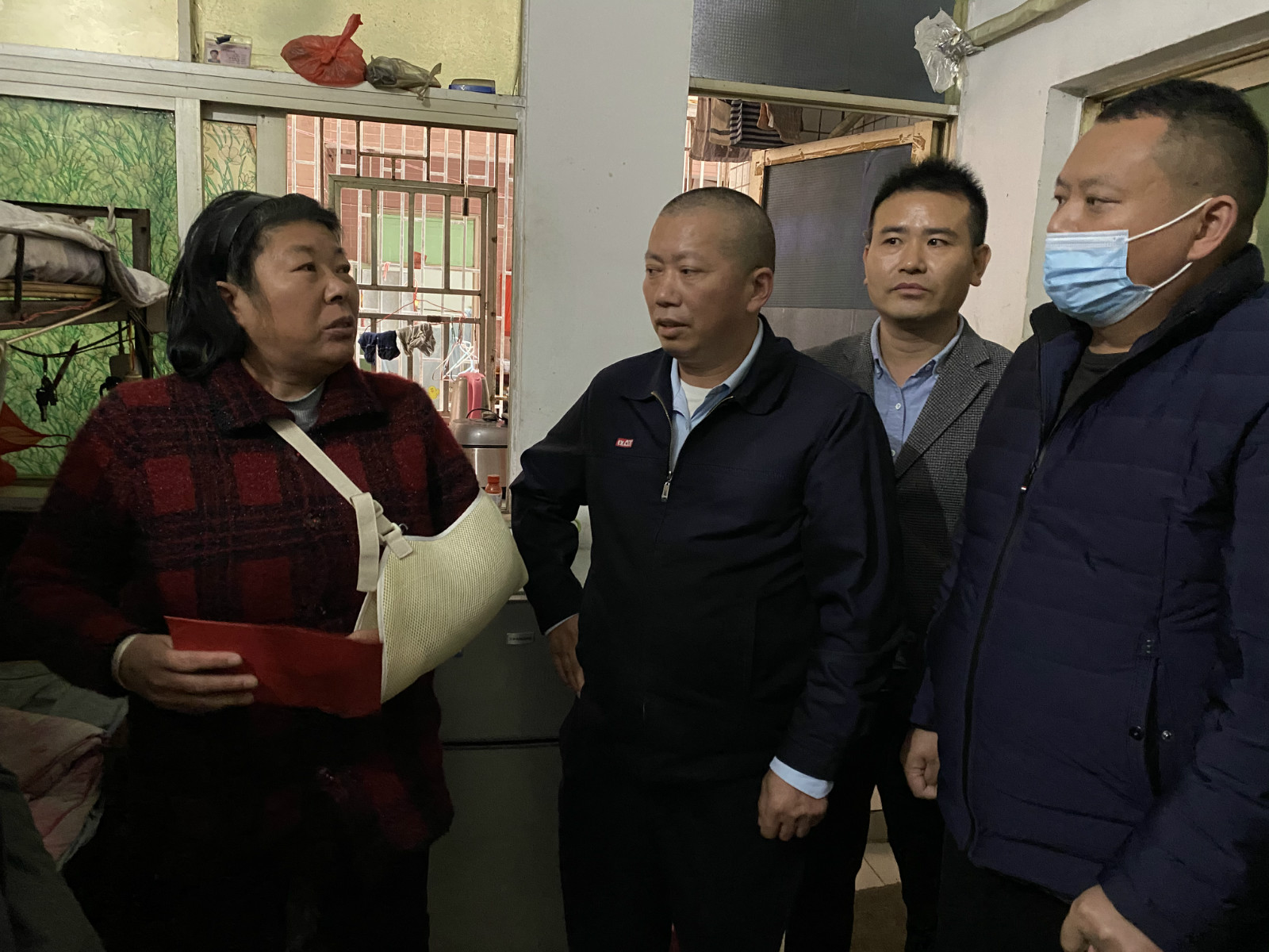 △ Key party members from the mobile party branch went to visit Luo Liuqiong, an injured villager.
