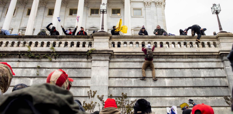 (图为美国cnn一名记者贴出的特朗普支持者冲击国会的一幕)