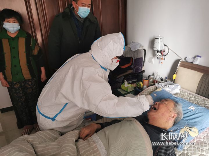医务人员为老人做核酸检测。长城网记者 胡晓梅 摄