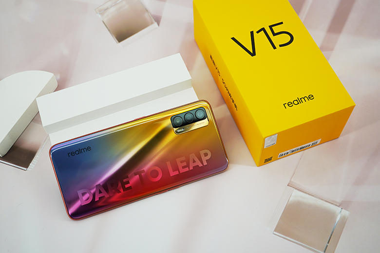 国潮配色全面升级 realme V15抢先体验