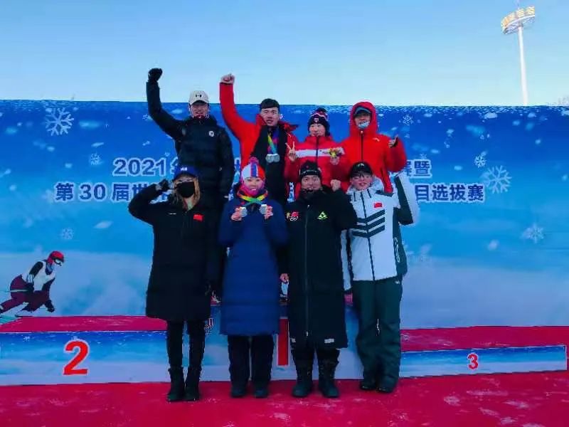 下数第一排左起为：冯瑞、马春、孟庆军（主教练）、叶尔林·加尔斯