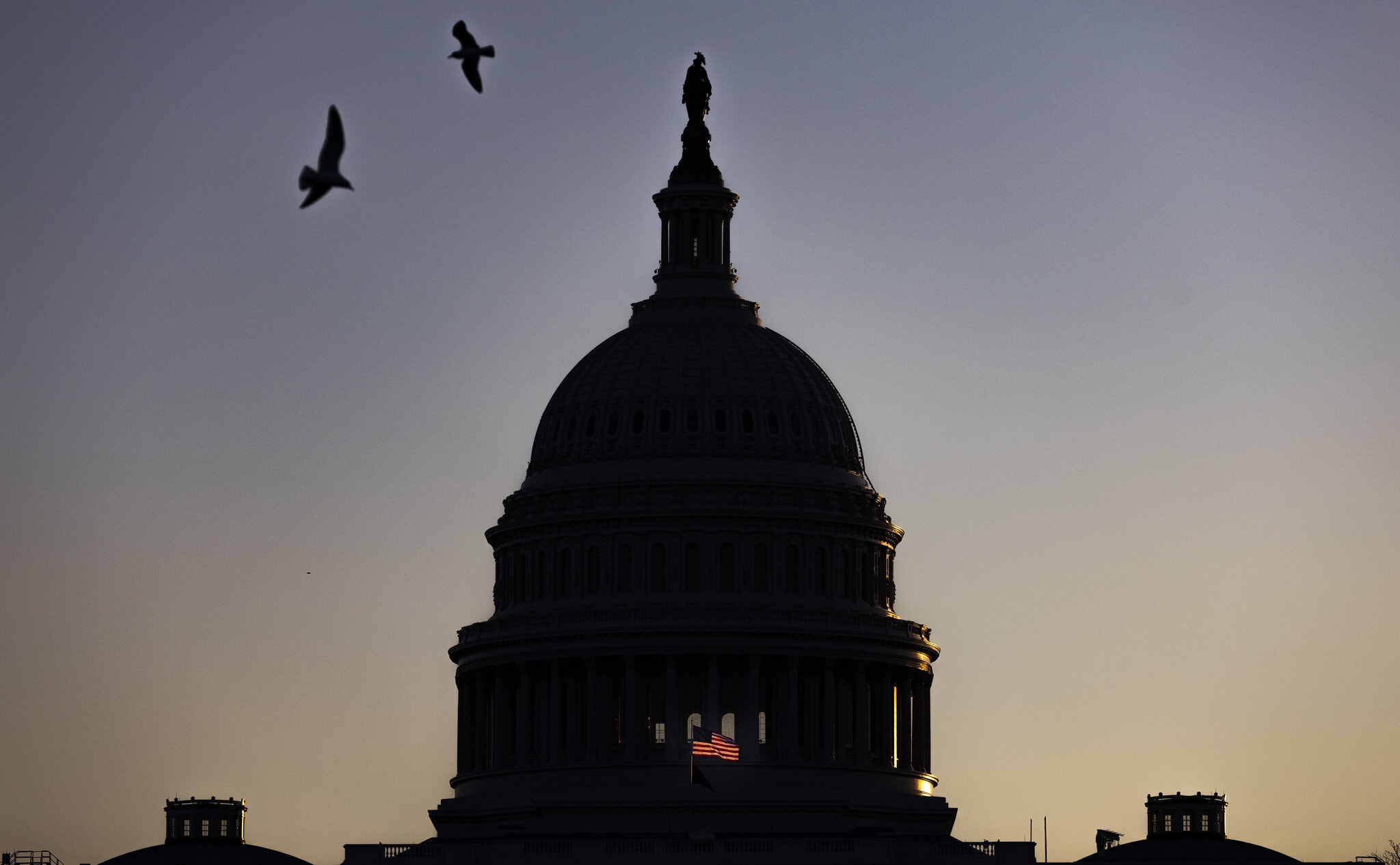△美国华盛顿特区国会大厦迎来黄昏（图片来源：欧洲新闻图片社EPA）