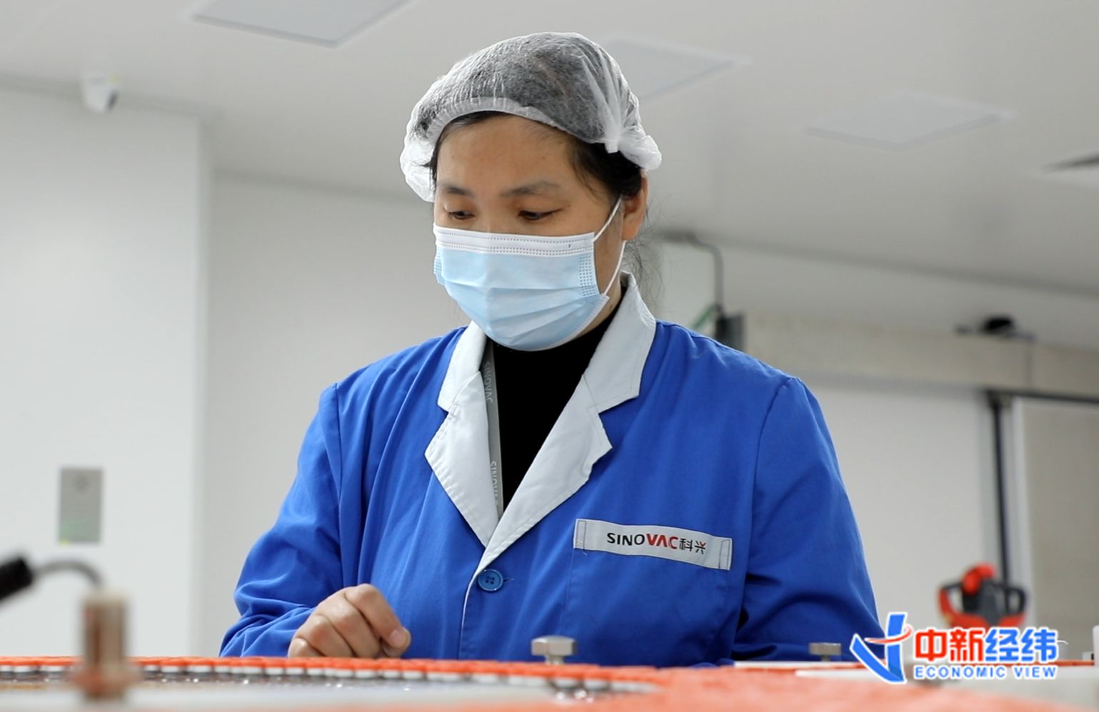 车间内注视着西林瓶包装线的工人。中新经纬 吴一尘 摄