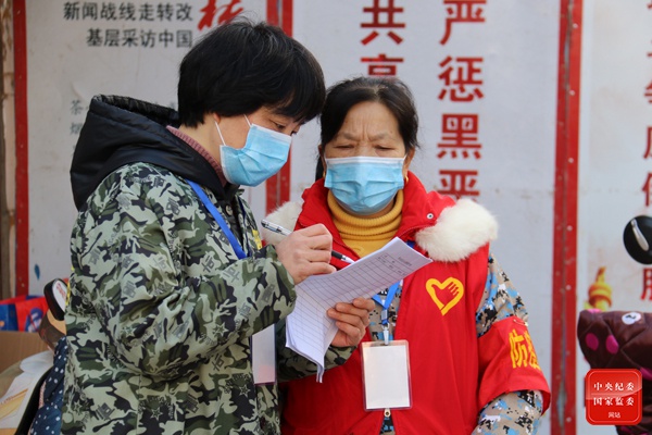 1月4日,辽宁省大连金普新区疫情防控志愿者在先进街道响泉社区巡逻时