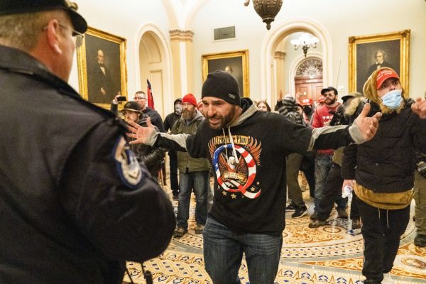1月6日，示威者在美国华盛顿国会大厦内与警察对峙。新华社/美联