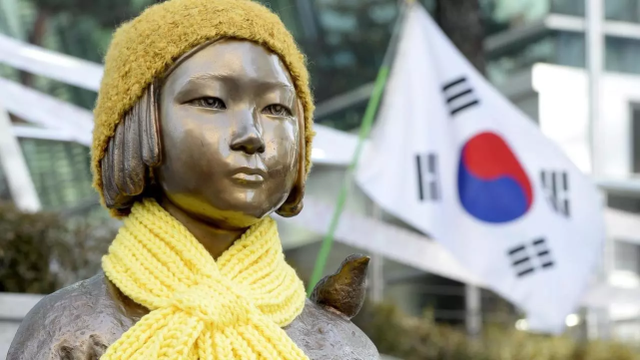 【资料图：日本驻韩大使馆前的“和平少女像”】