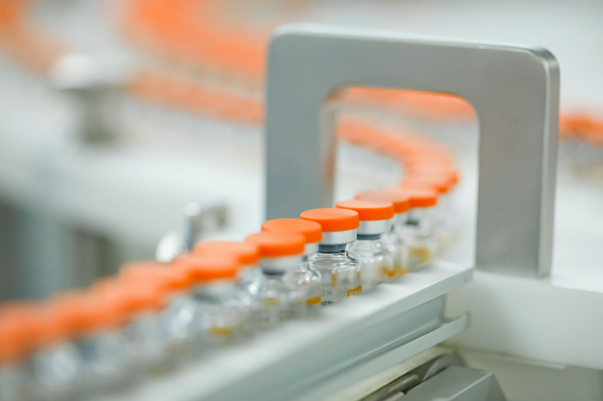 贴完标签等待装盒的新冠灭活疫苗。科兴中维供图