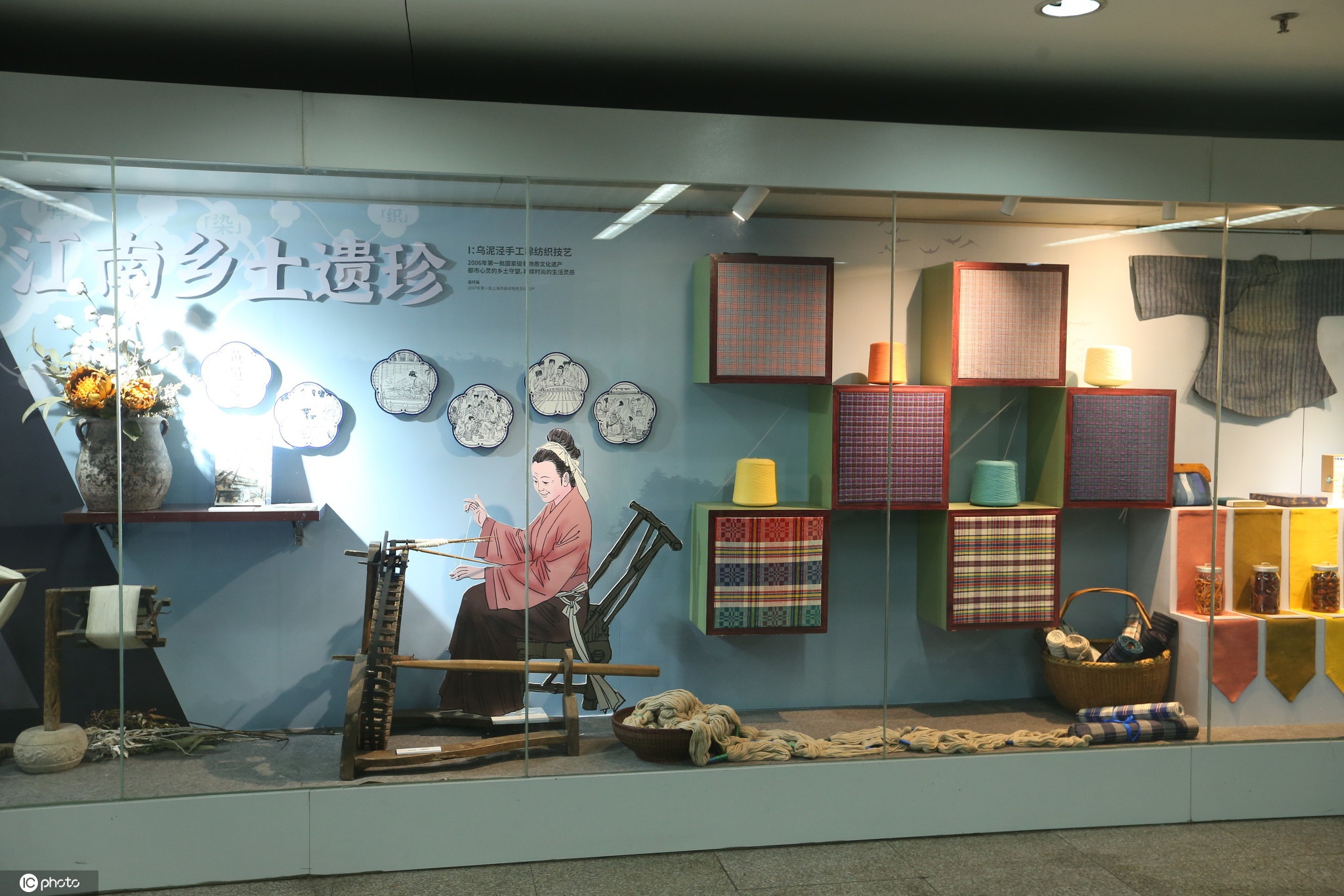 之路"非遗文化展在上海地铁1号线徐家汇站的上海地铁文化艺术长廊展出