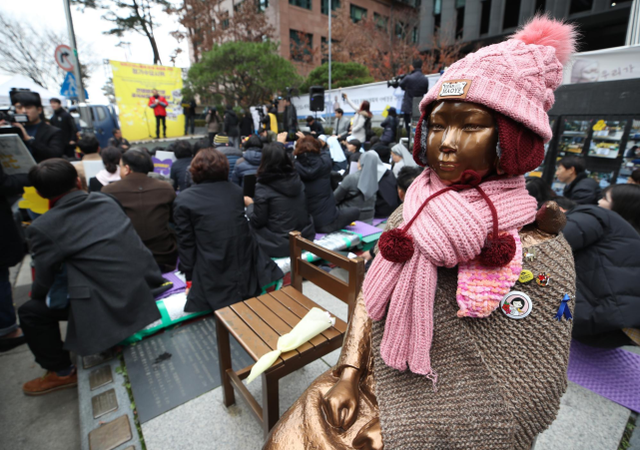 【资料图：日本驻韩大使馆前的“和平少女像”】