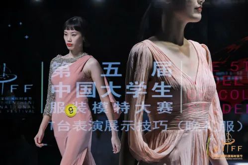 我校学子张雨荣获第五届中国大学生服装模特大赛金奖 张雨 大学生 中国 新浪新闻