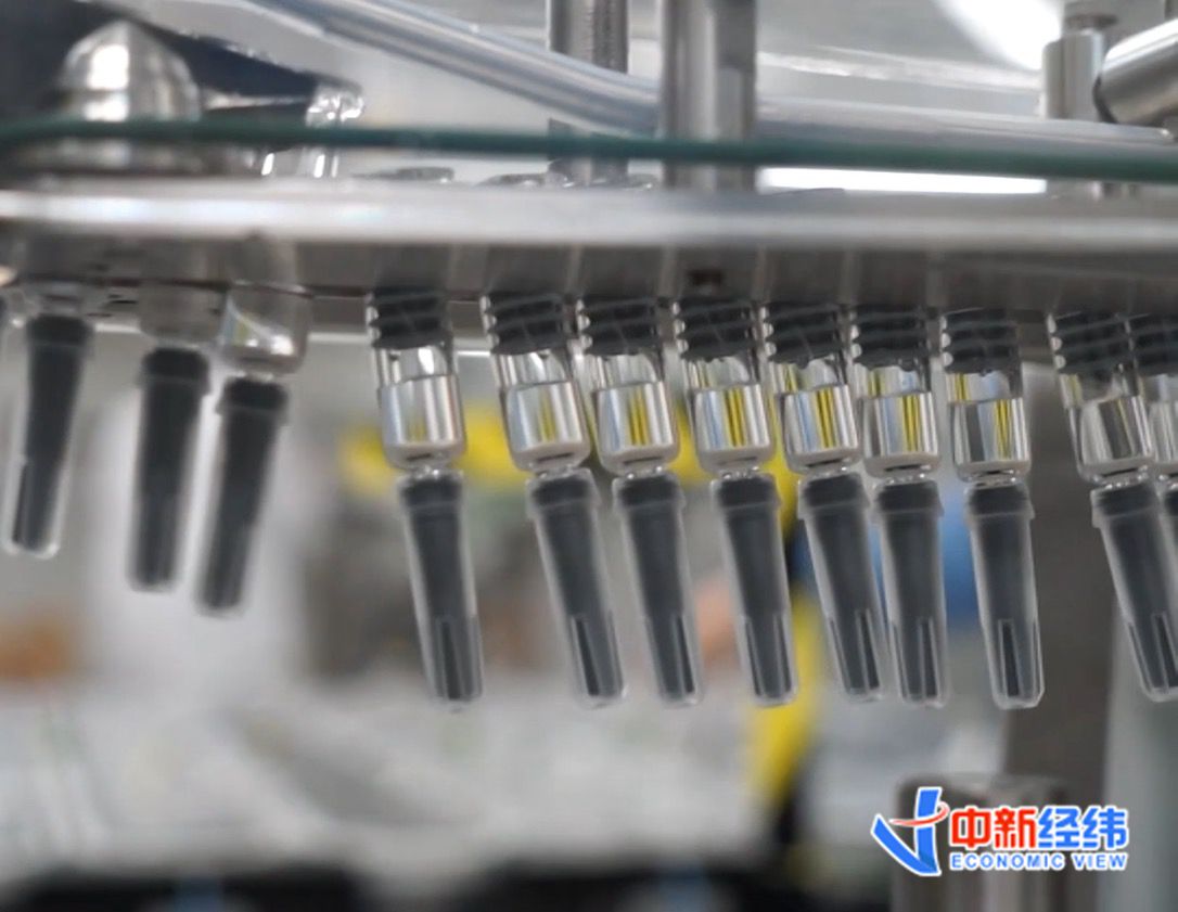 流水线上预充式注射器包装的新冠灭活疫苗。中新经纬 吴一尘 摄