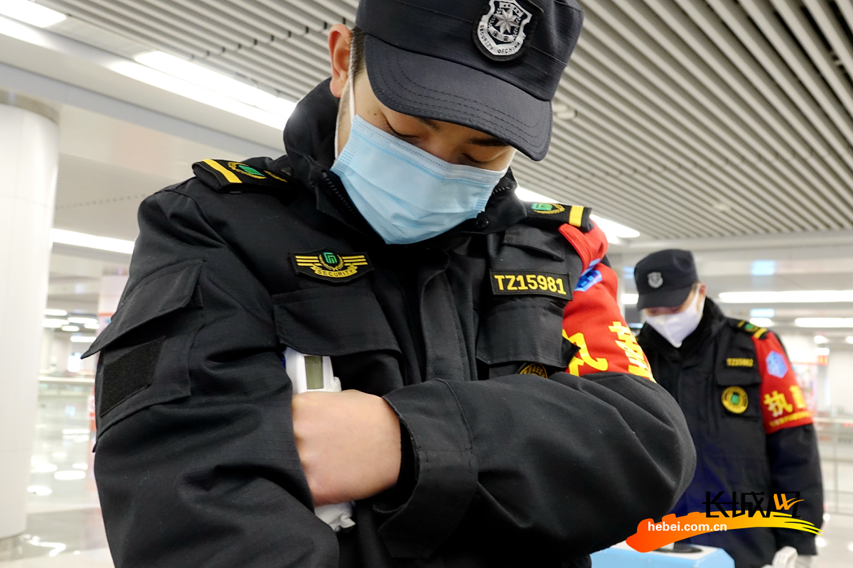 高清组图丨石家庄地铁工作人员坚守岗位守护好乘客的回家路
