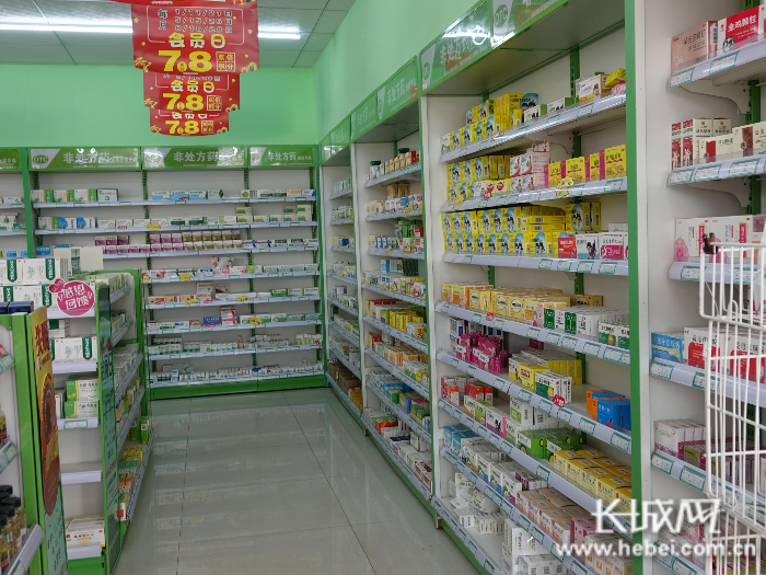 南宫市华康大药房内货架上的药品齐全. 长城网记者 齐彦红 摄