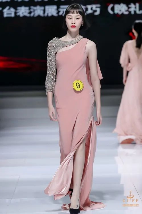 我校学子张雨荣获第五届中国大学生服装模特大赛金奖