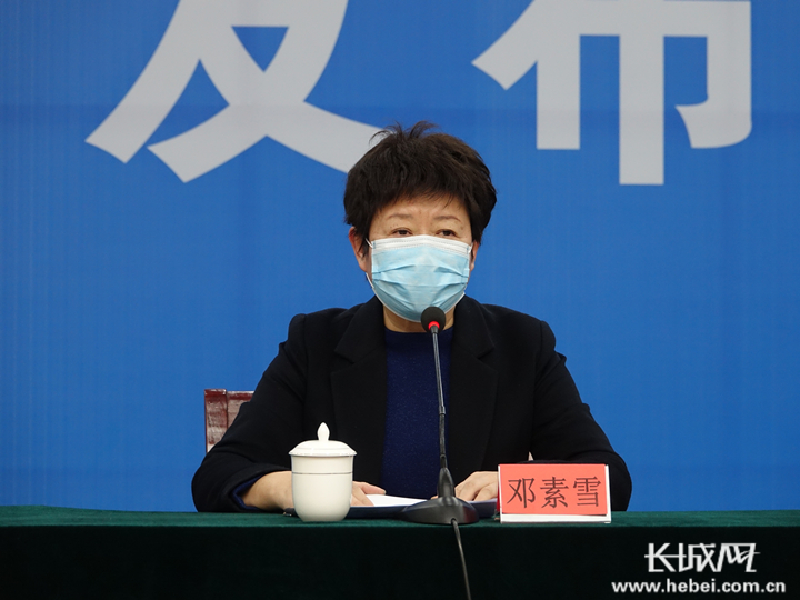 邢台市人民政府副市长邓素雪介绍疫情防控情况.